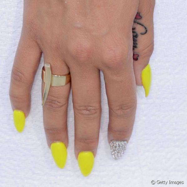 Para o Billboard Music Awards 2012, a modelo investiu no estilo filha-única, com esmalte amarelo neon e cristais